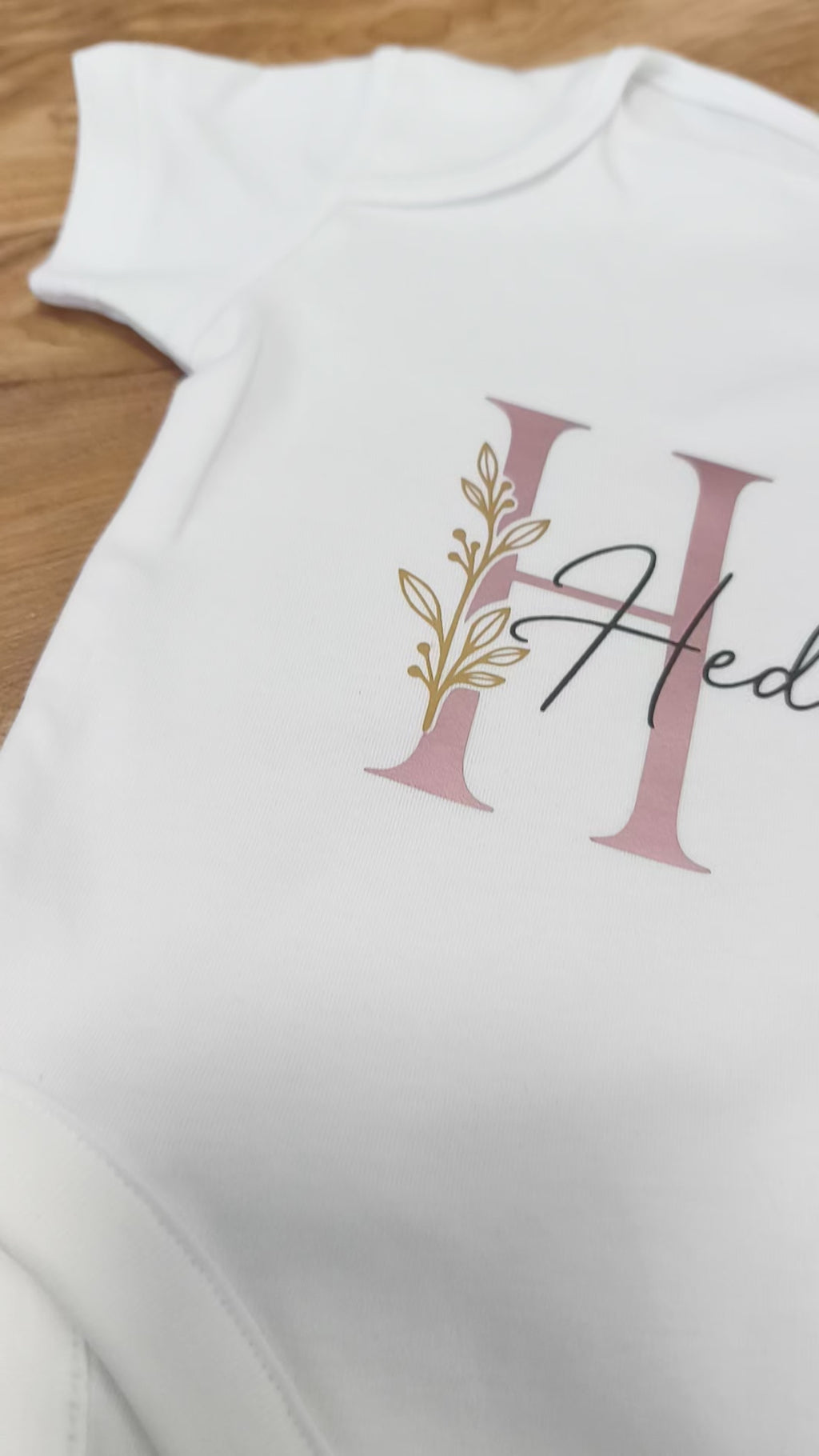 Personalisierter Babybody mit Initiale & Name – florales Monogramm in Altrosa/Gold