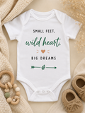 Personalisierter Babybody - Small feet, wild heart, big dreams