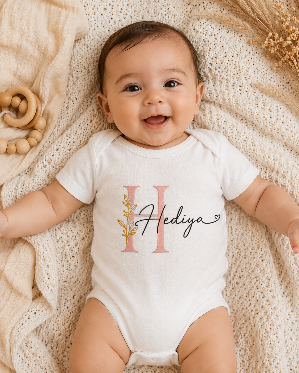 Personalisierter Babybody mit Initiale & Name – florales Monogramm in Altrosa/Gold