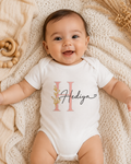 Personalisierter Babybody mit Initiale & Name – florales Monogramm in Altrosa/Gold
