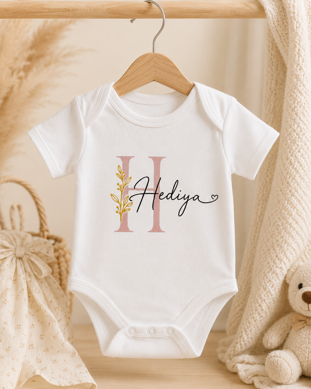 Personalisierter Babybody mit Initiale & Name – florales Monogramm in Altrosa/Gold