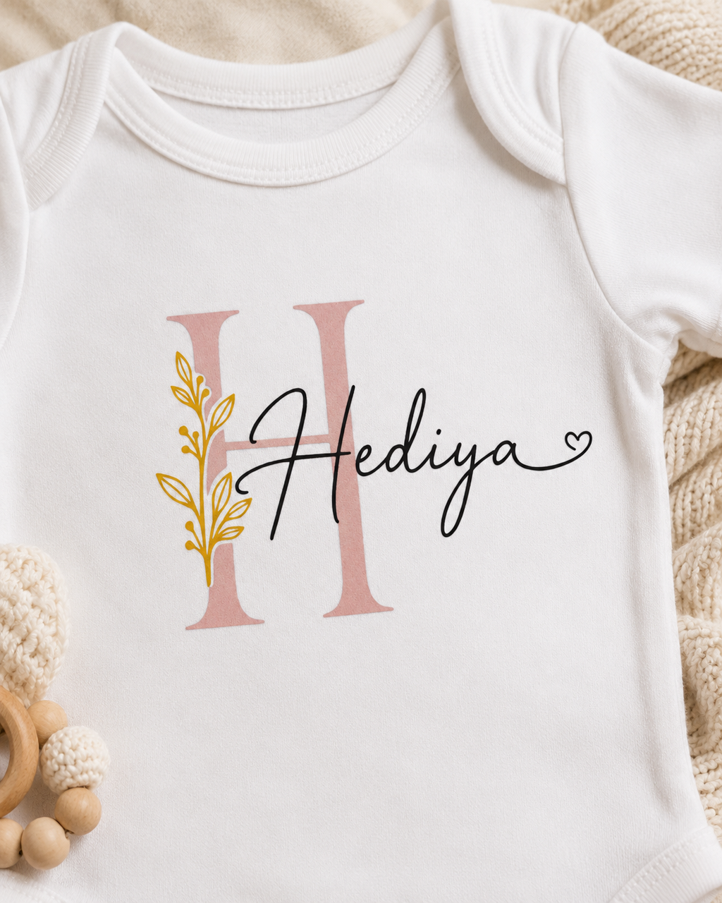 Personalisierter Babybody mit Initiale & Name – florales Monogramm in Altrosa/Gold