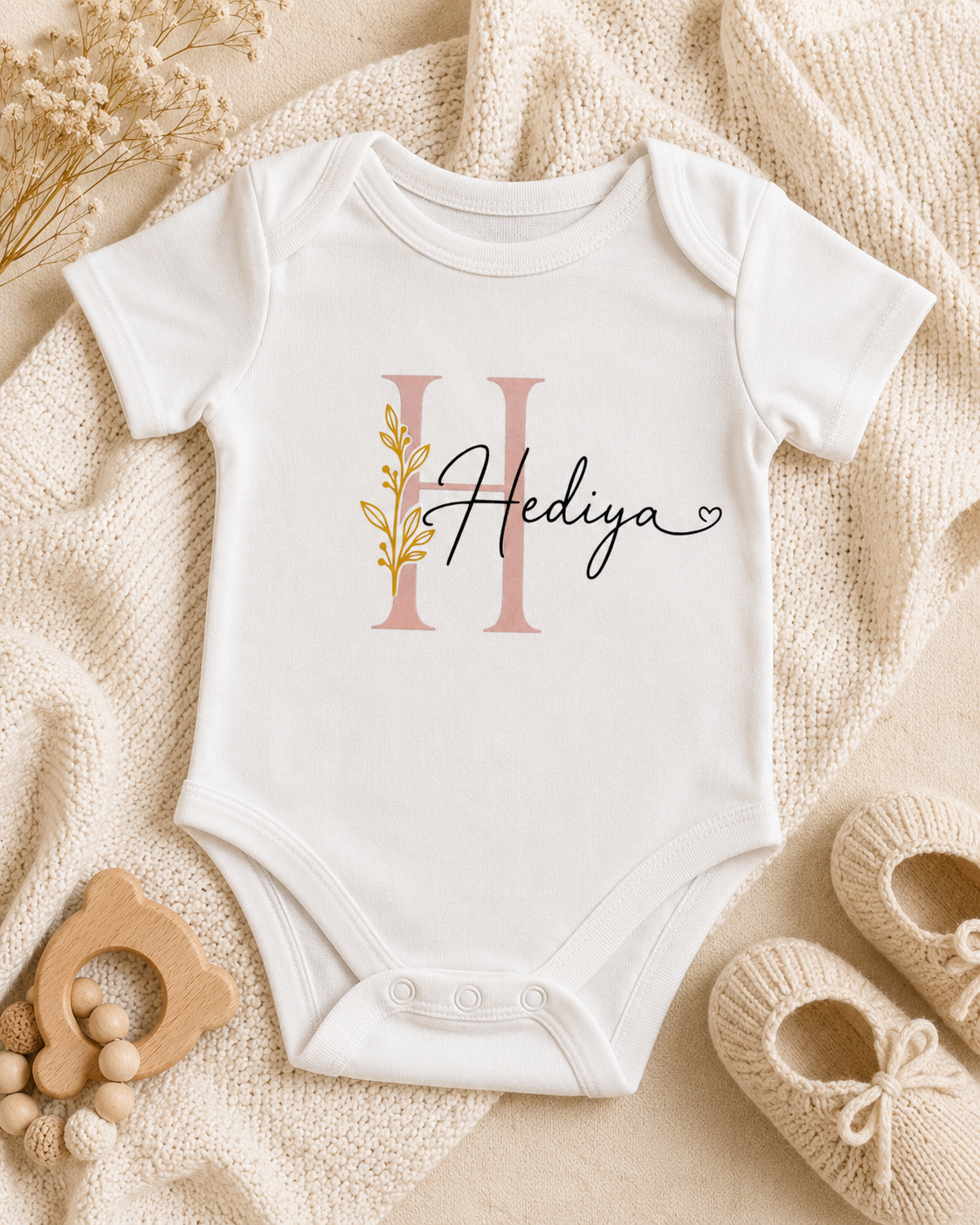 Personalisierter Babybody mit Initiale & Name – florales Monogramm in Altrosa/Gold